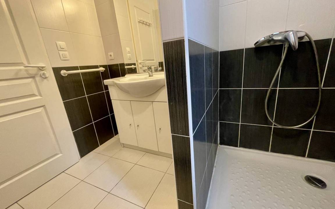 Photo of Bathroom in Domino