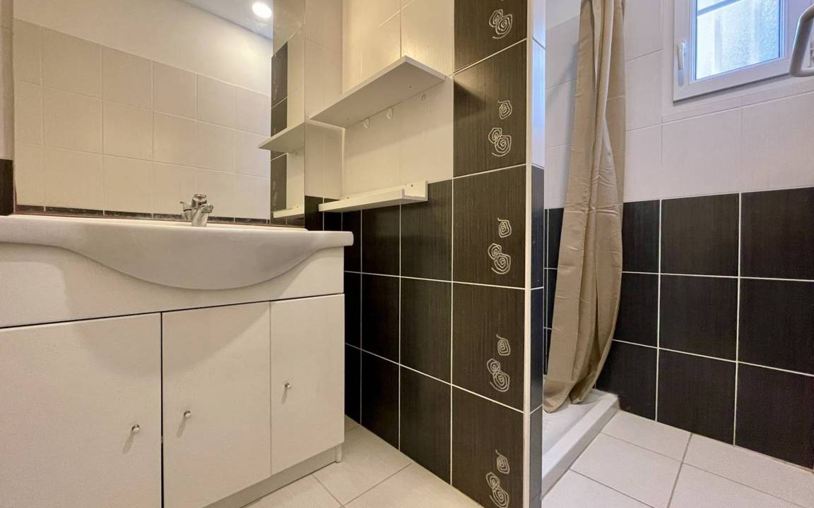 Photo of Bathroom in Domino