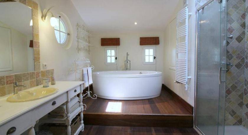 Photo of Bathroom in Saint-Michel-de-Fronsac