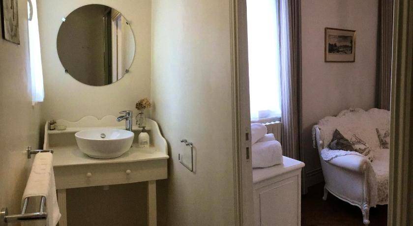 Photo of Bathroom in Exideuil