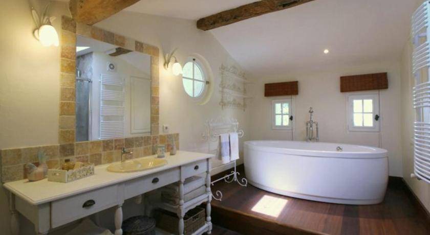Photo of Bathroom in Saint-Michel-de-Fronsac