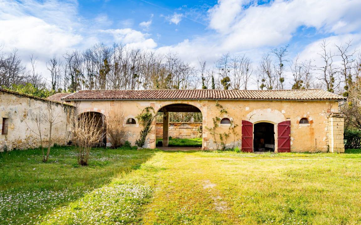 Photo of Buildings in Montussan