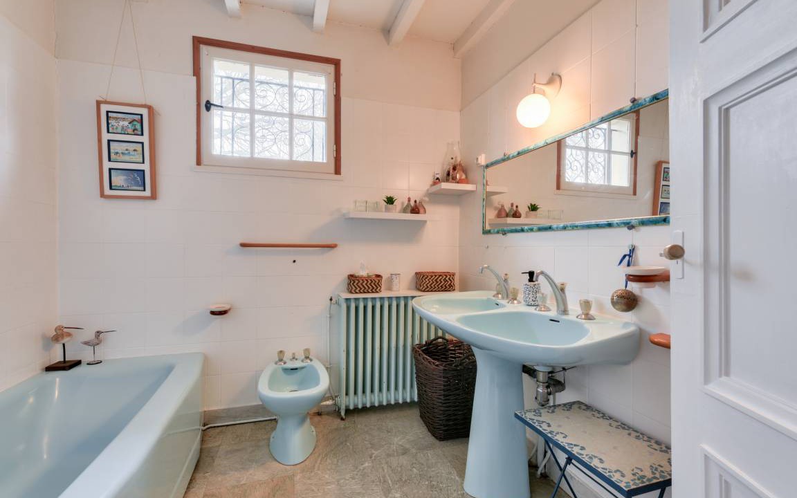 Photo of Bathroom in Ares