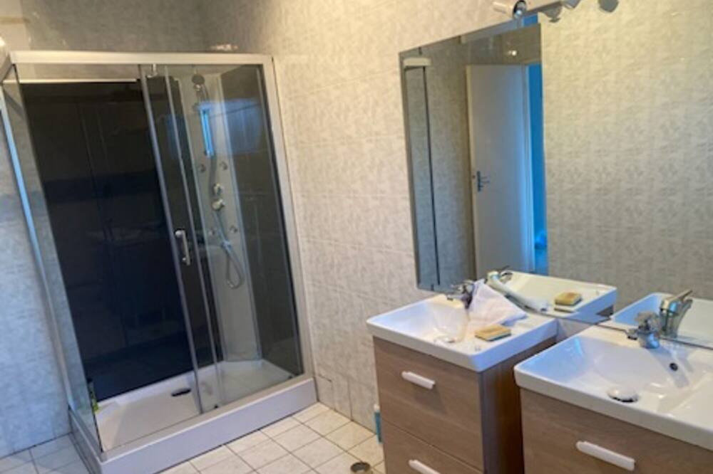 Photo of Bathroom in Surgeres