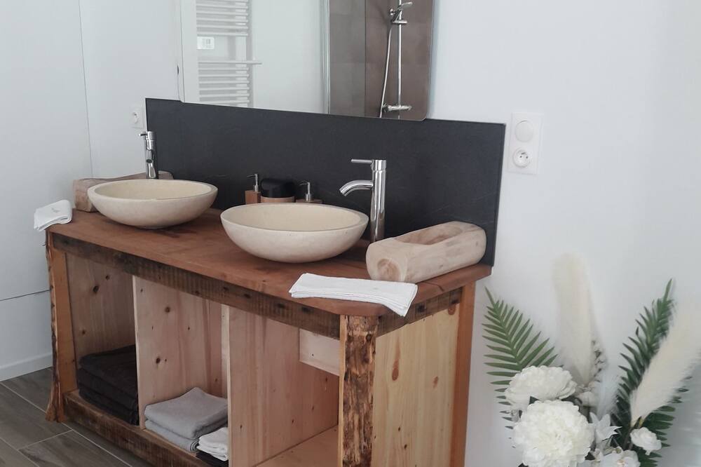 Photo of Bathroom in Saint-Sever-de-Saintonge