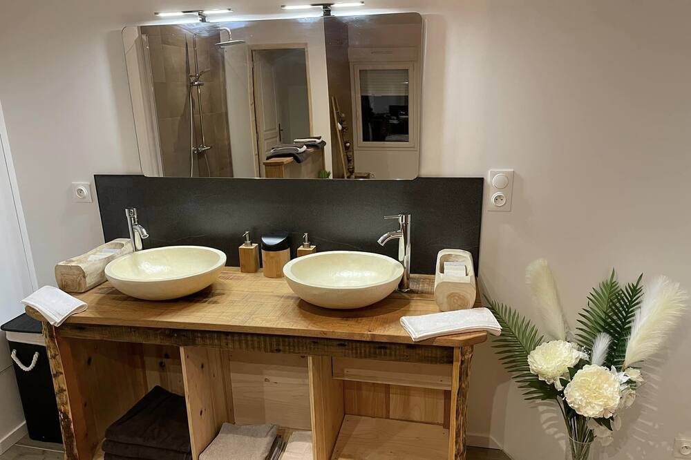 Photo of Bathroom in Saint-Sever-de-Saintonge