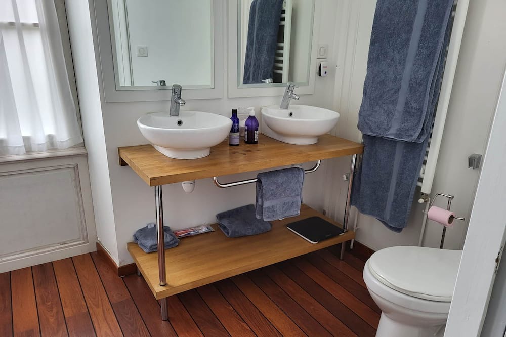 Photo of Bathroom in Saint-Medard-de-Guizieres