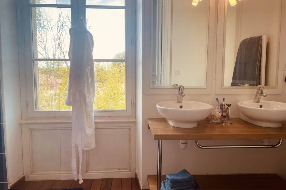 Photo of Bathroom in Saint-Medard-de-Guizieres