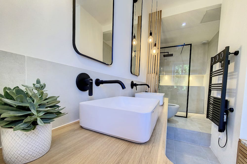 Photo of Bathroom in Creon