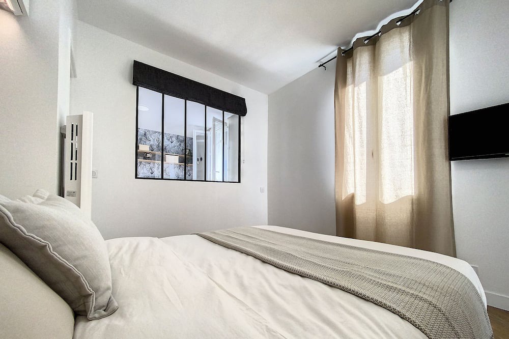 Photo of Bedroom in Creon
