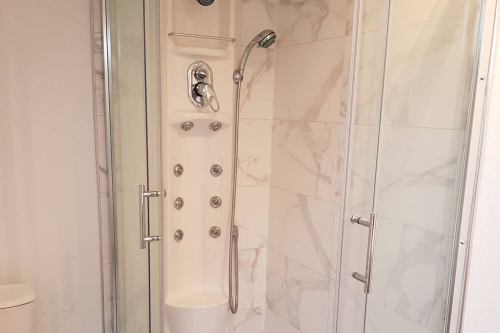Photo of Bathroom in Annesse-et-Beaulieu