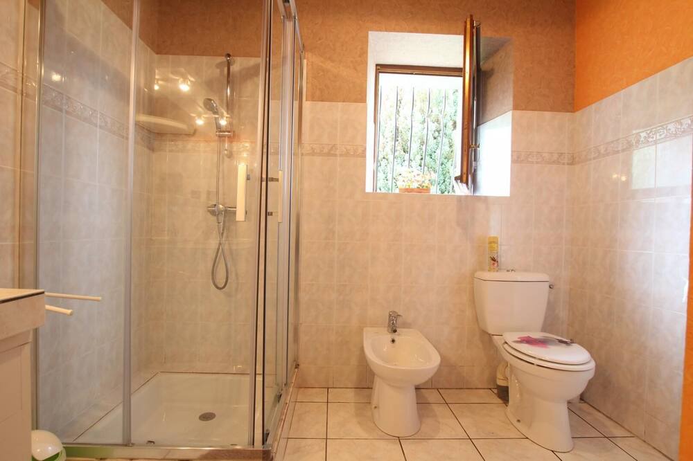 Photo of Bathroom in Lay-Lamidou