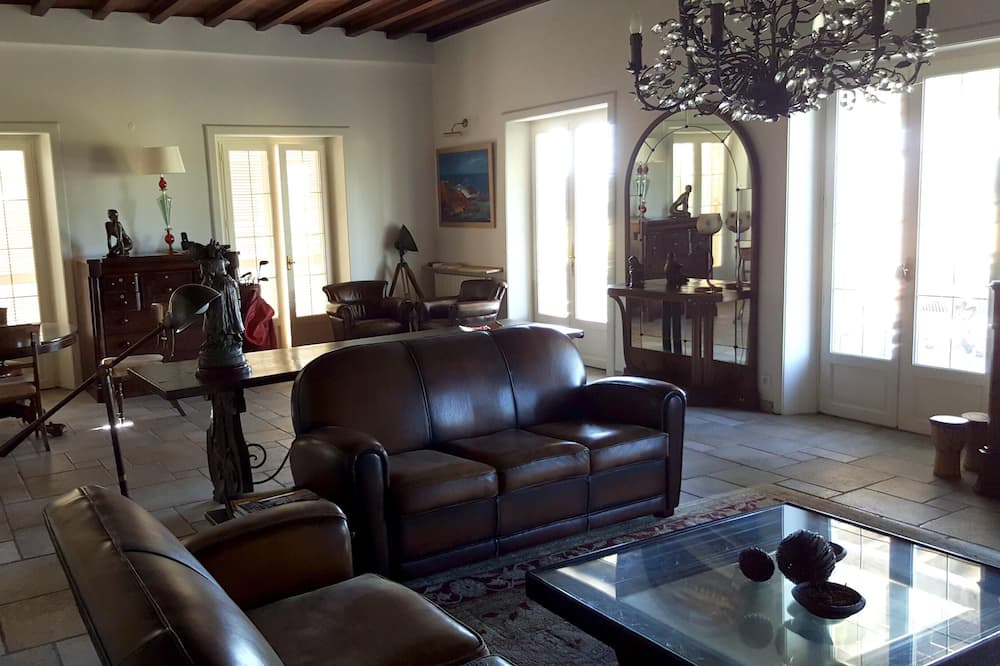 Photo of Livingroom in Bournos