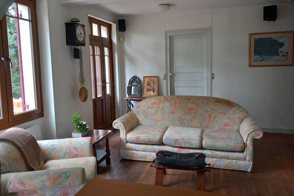 Photo of Livingroom in Nanteuil-de-Bourzac