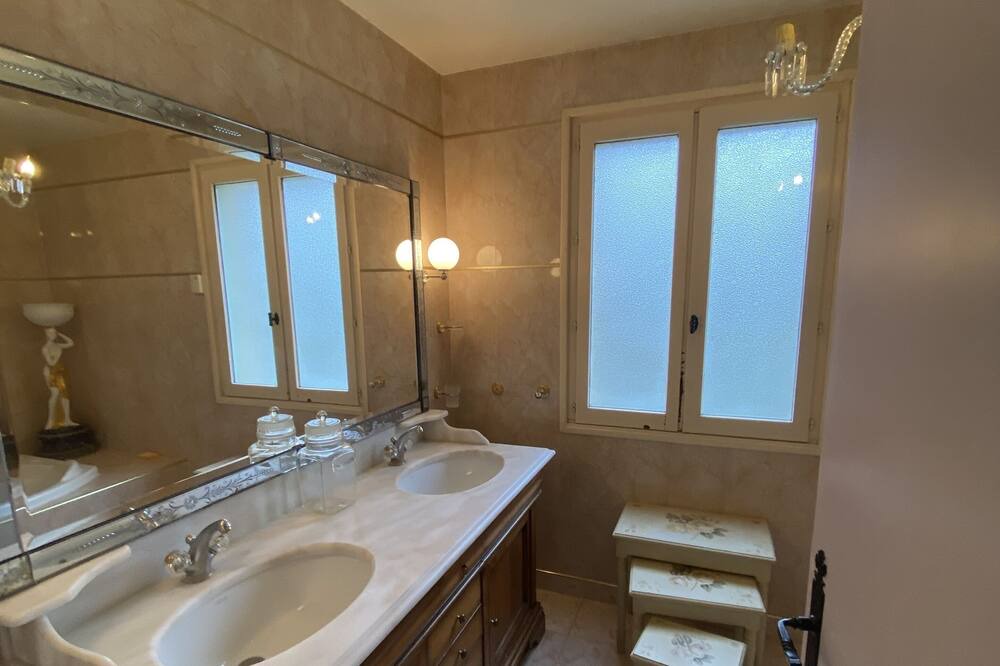 Photo of Bathroom in Sarlat-la-Caneda