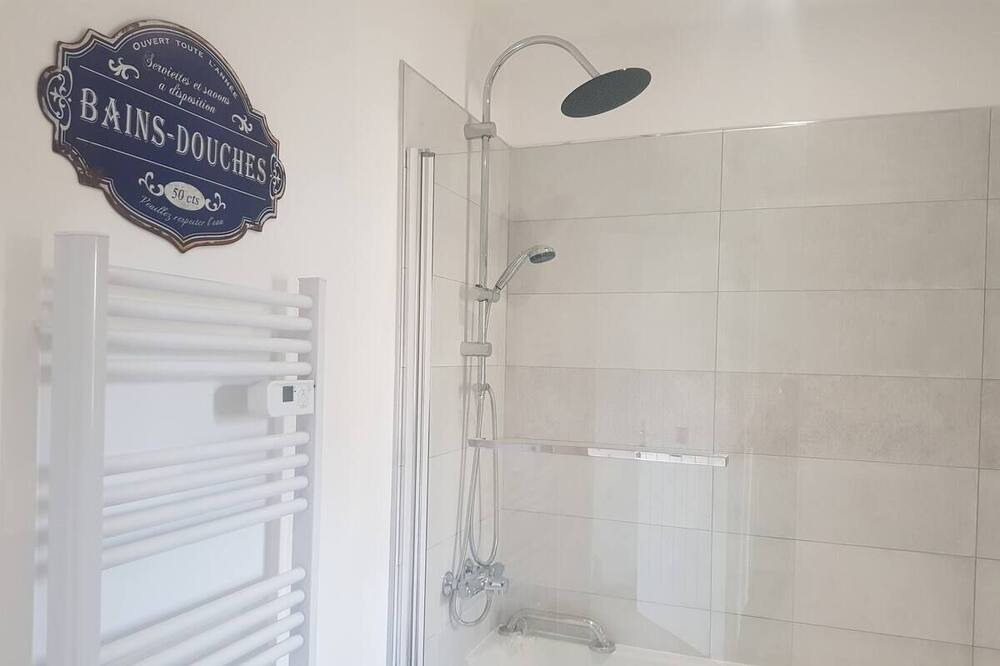 Photo of Bathroom in Malleret-Boussac