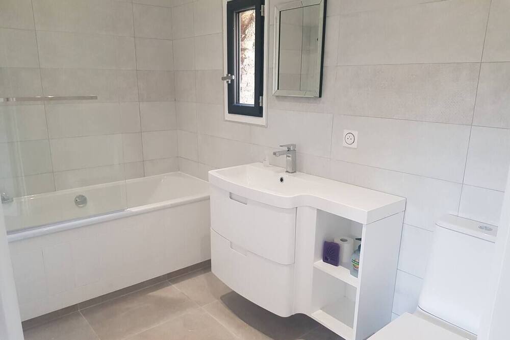 Photo of Bathroom in Malleret-Boussac