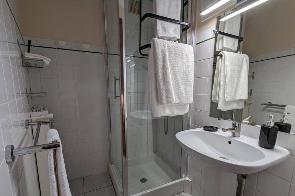Photo of Bathroom in La Rochefoucauld