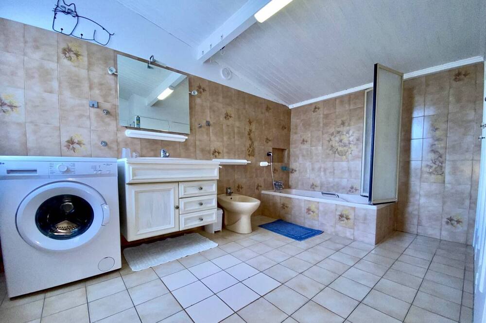 Photo of Bathroom in Domino