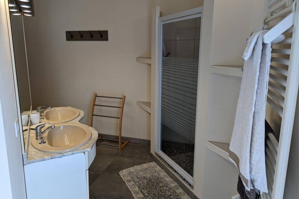 Photo of Bathroom in Montmoreau-Saint-Cybard