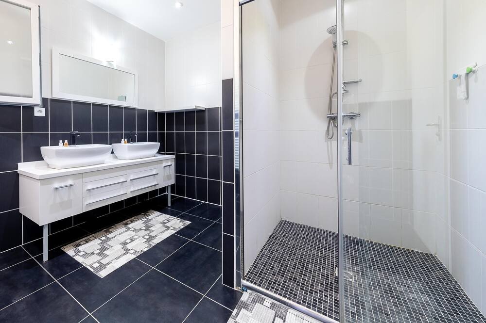 Photo of Bathroom in Cairanne