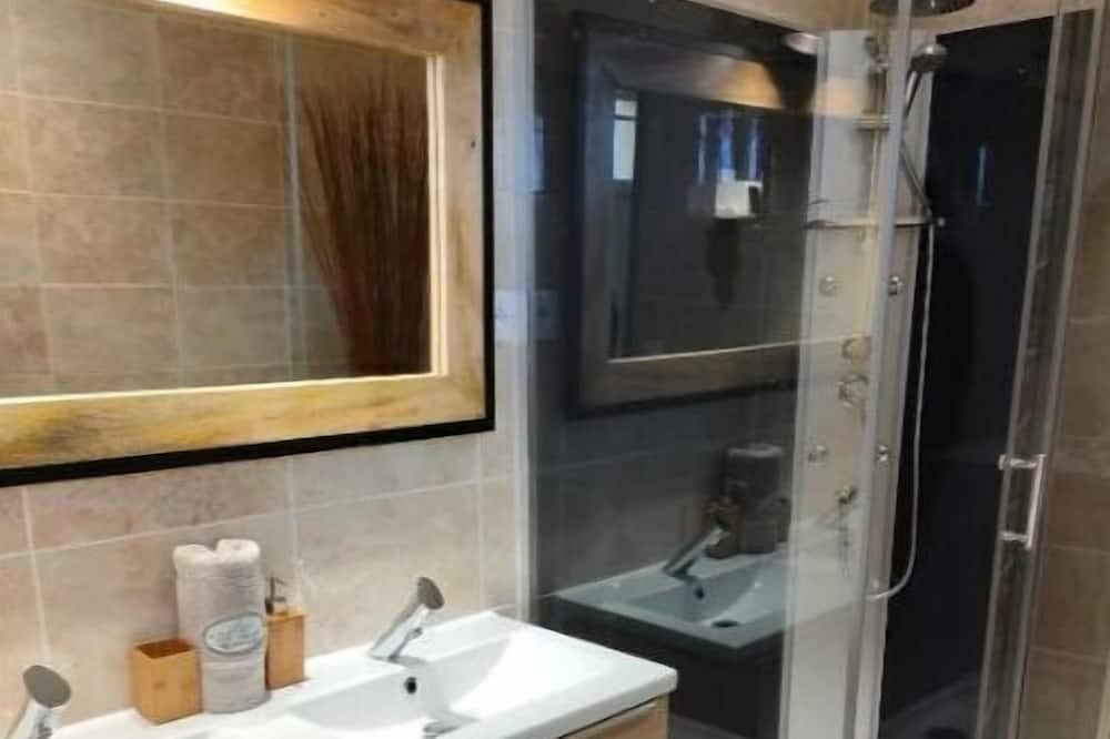 Photo of Bathroom in Saint-Sulpice-et-Cameyrac