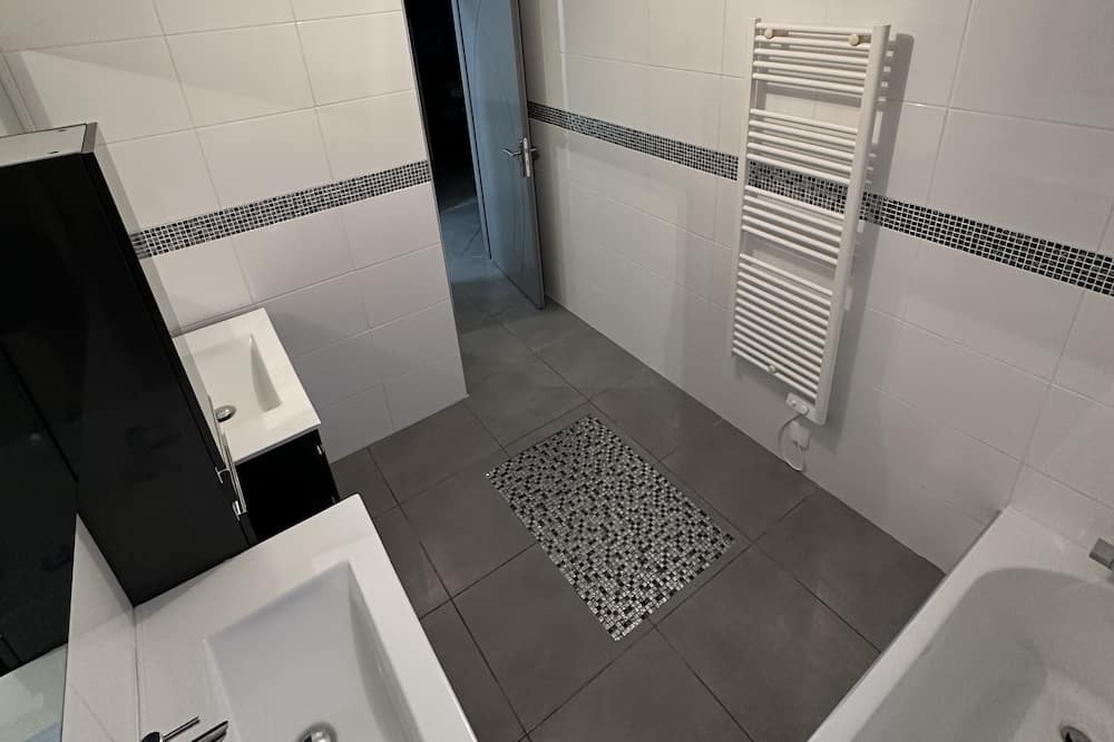 Photo of Bathroom in Saint-Georges-les-Baillargeaux