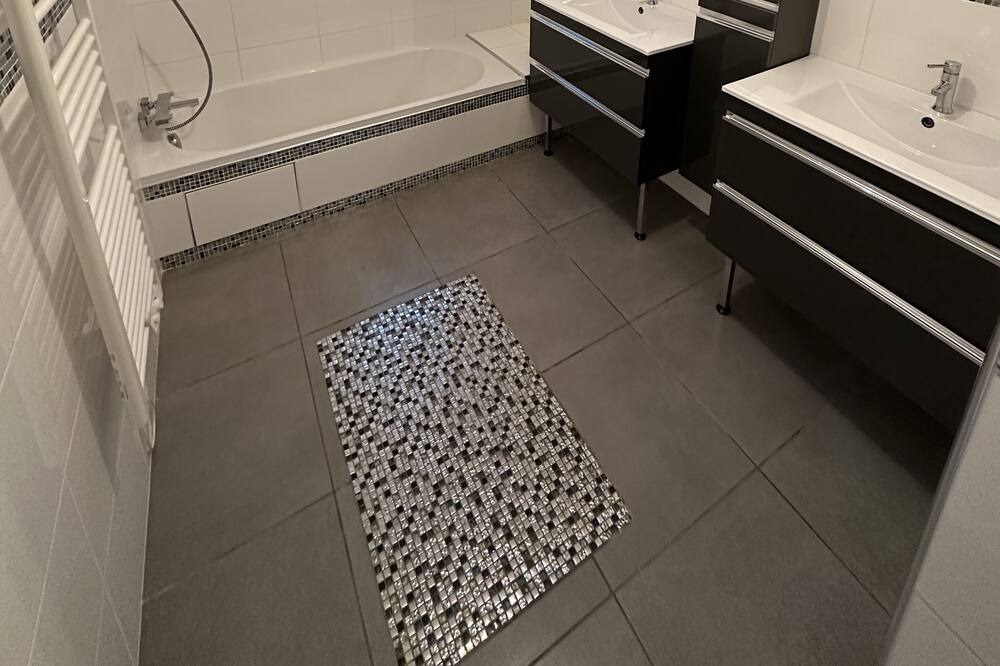 Photo of Bathroom in Saint-Georges-les-Baillargeaux