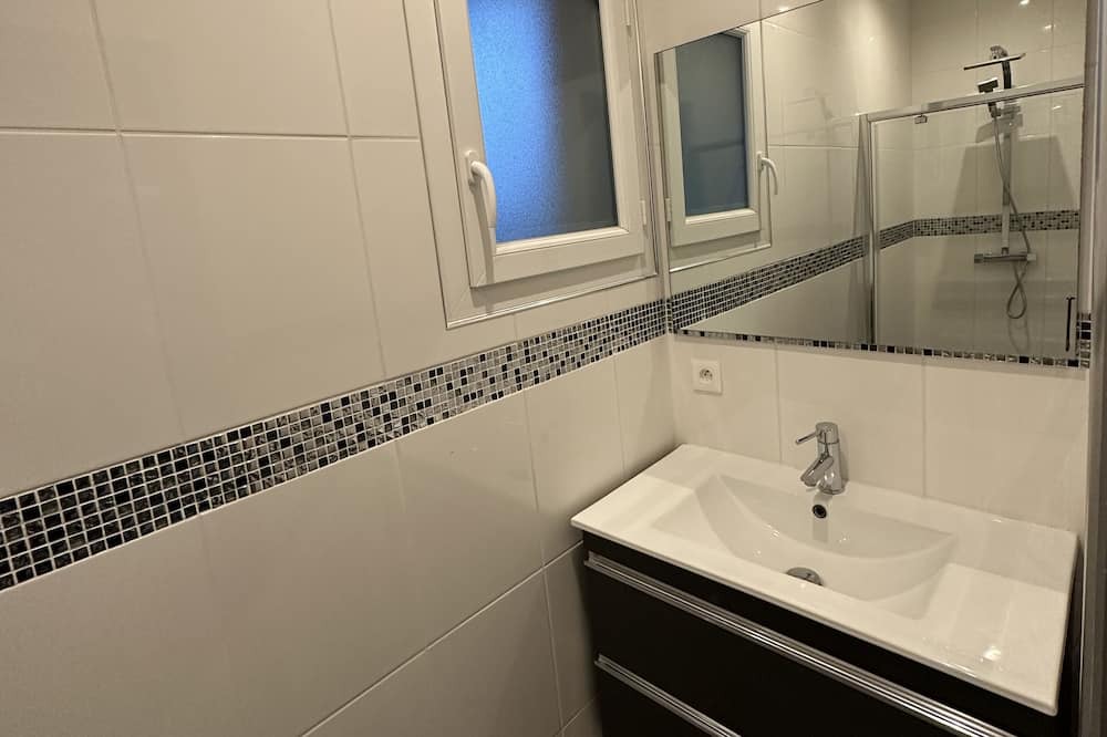 Photo of Bathroom in Saint-Georges-les-Baillargeaux