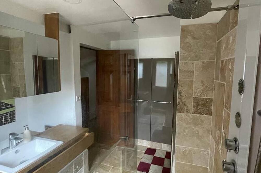 Photo of Bathroom in Saint-Hilaire-de-Lusignan