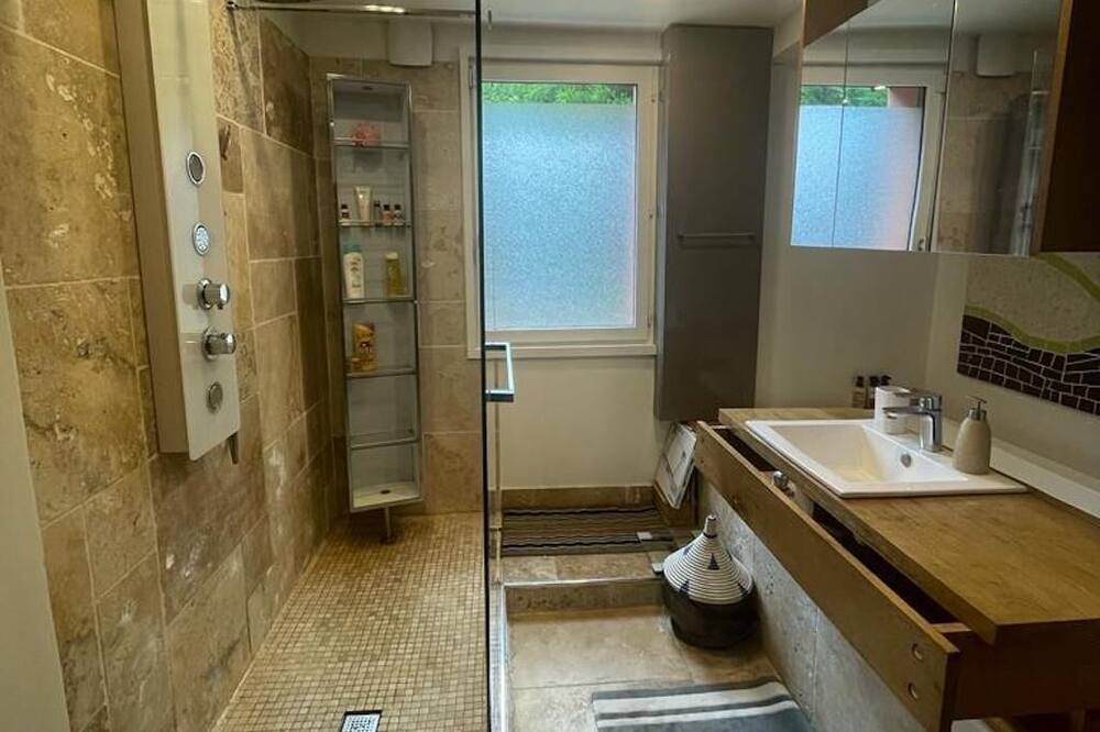 Photo of Bathroom in Saint-Hilaire-de-Lusignan
