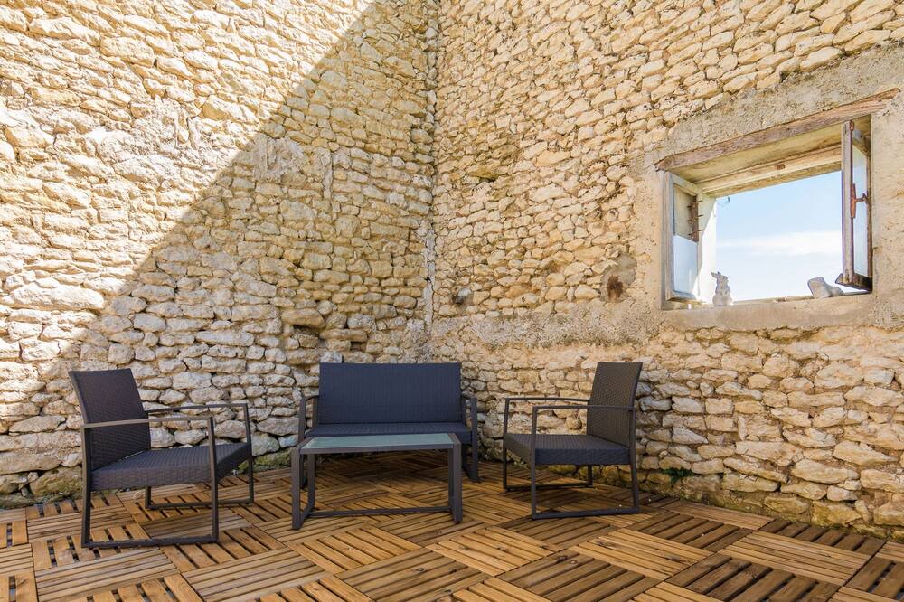 Photo of Patio Balcony in Champagne-et-Fontaine