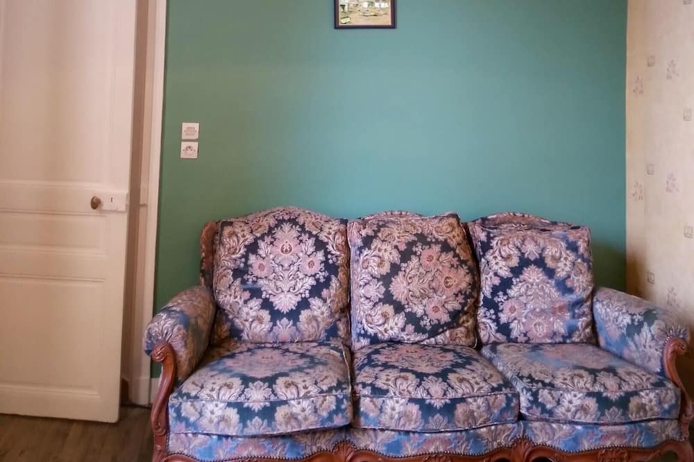 Photo of Livingroom in Lathus-Saint-Remy