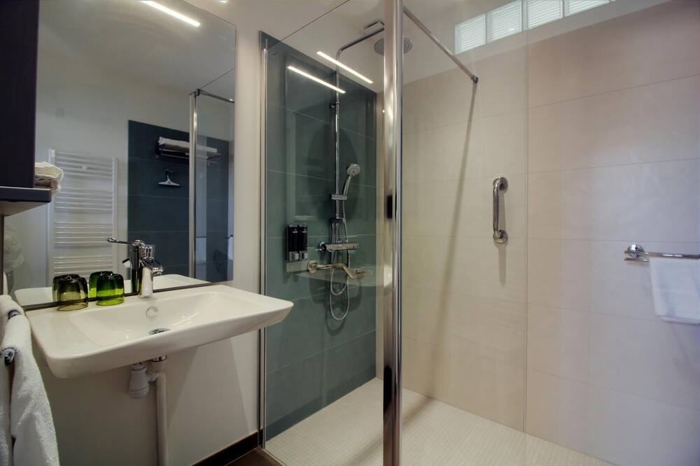 Photo of Bathroom in Listrac-Medoc