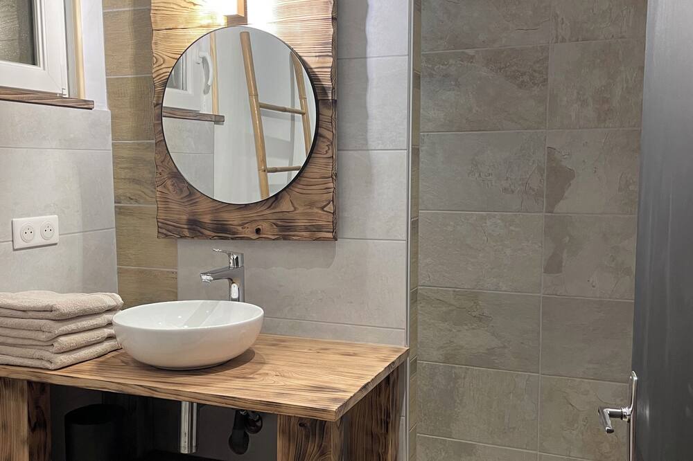 Photo of Bathroom in Le Seure