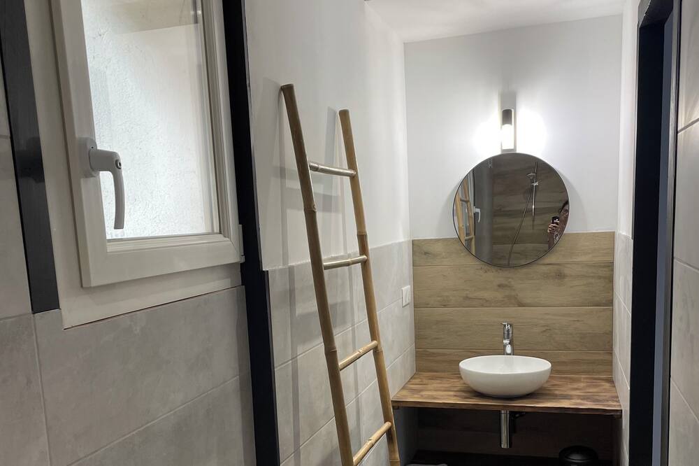 Photo of Bathroom in Le Seure