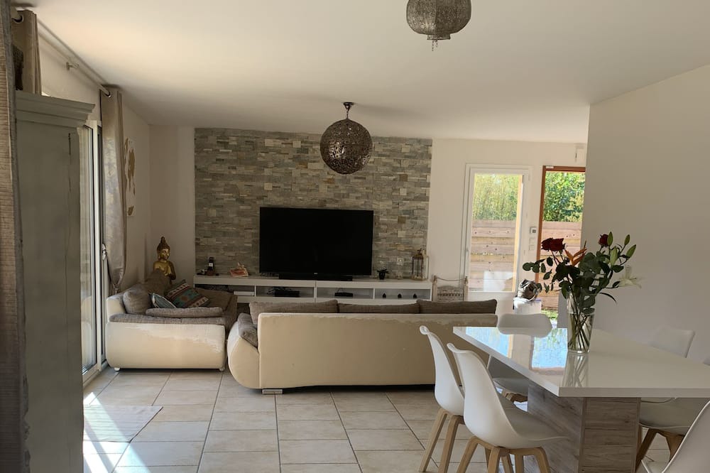 Photo of Livingroom in Ambares-et-Lagrave