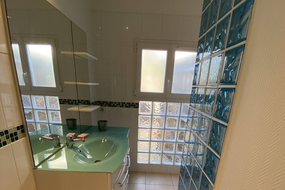 Photo of Bathroom in Taussat