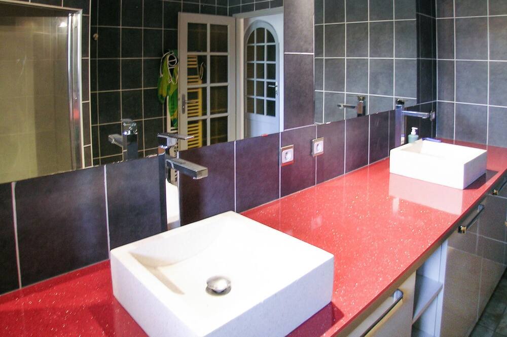 Photo of Bathroom in Gardonne