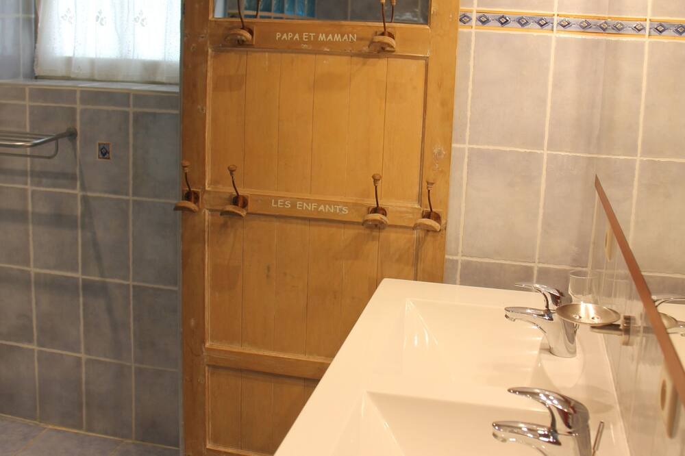 Photo of Bathroom in Fregimont