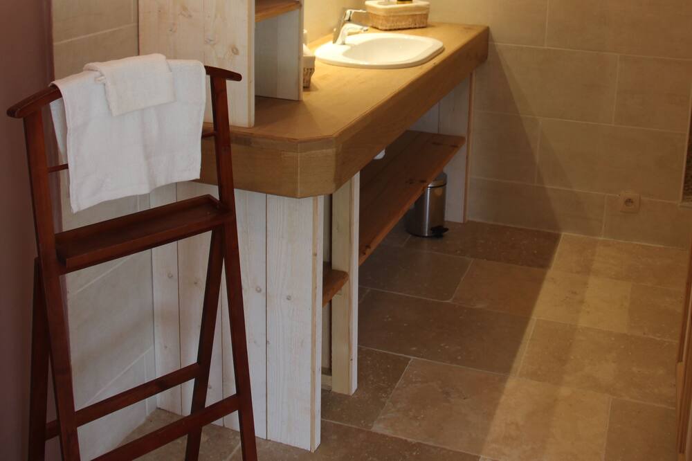 Photo of Bathroom in Fregimont
