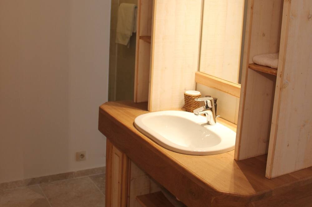Photo of Bathroom in Fregimont