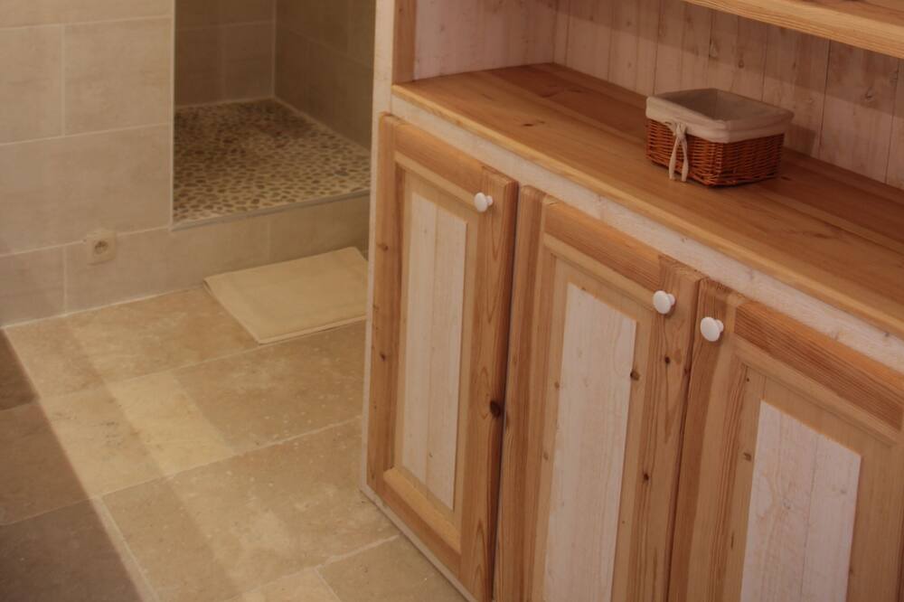 Photo of Bathroom in Fregimont