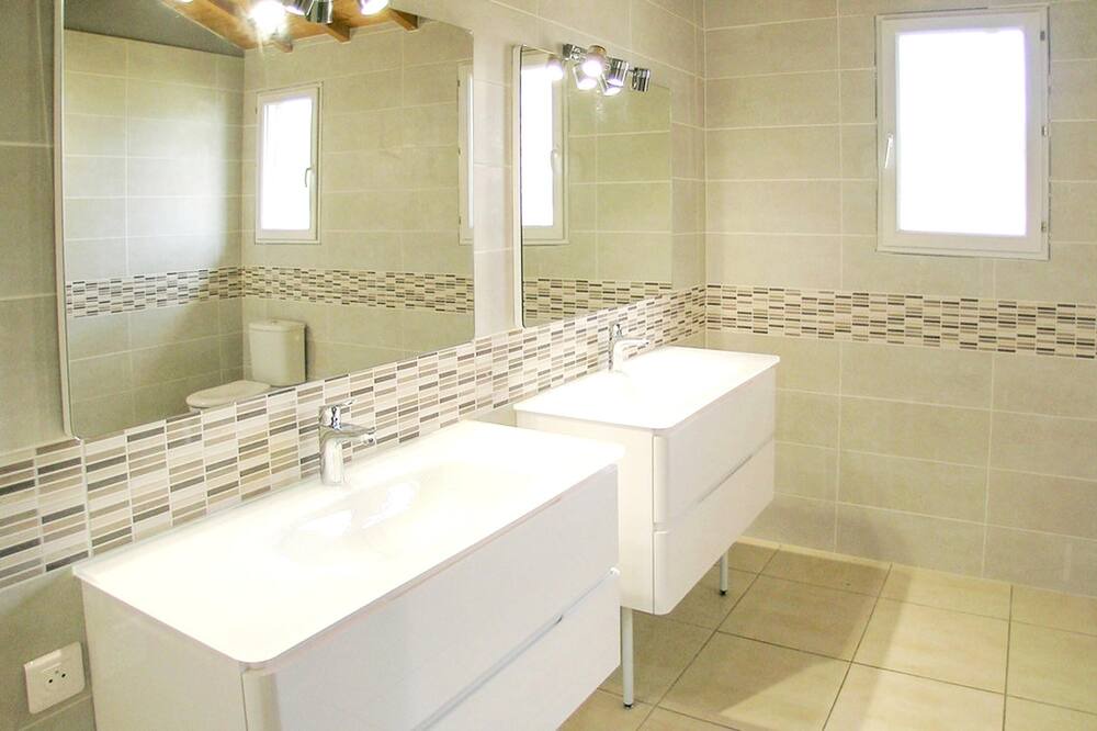 Photo of Bathroom in Gardonne