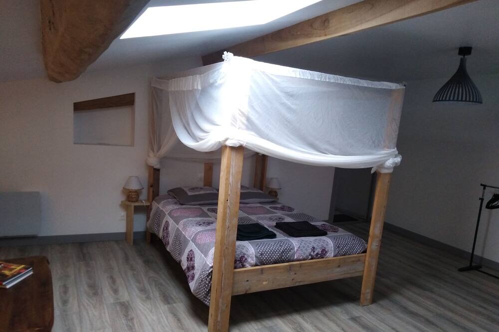 Photo of Bedroom in Villeneuve-la-Comtesse