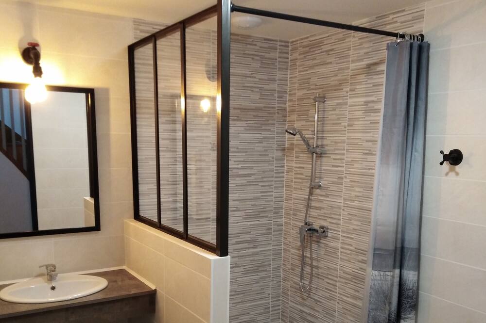 Photo of Bathroom in Villeneuve-la-Comtesse