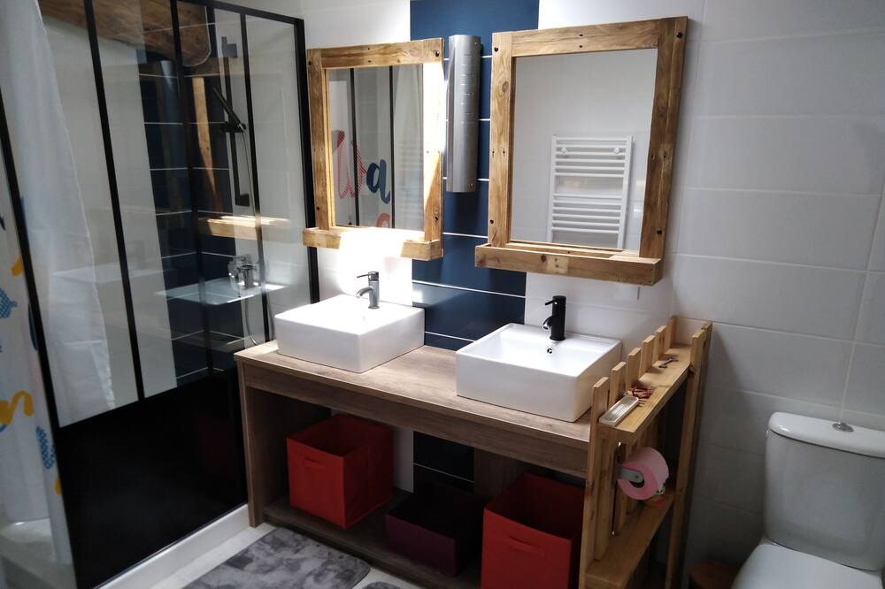 Photo of Bathroom in Villeneuve-la-Comtesse