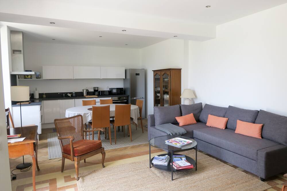 Photo of Livingroom in Carbon-Blanc