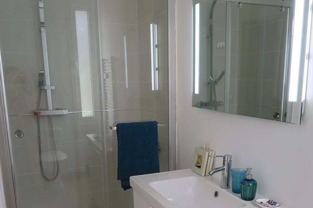 Photo of Bathroom in Carbon-Blanc