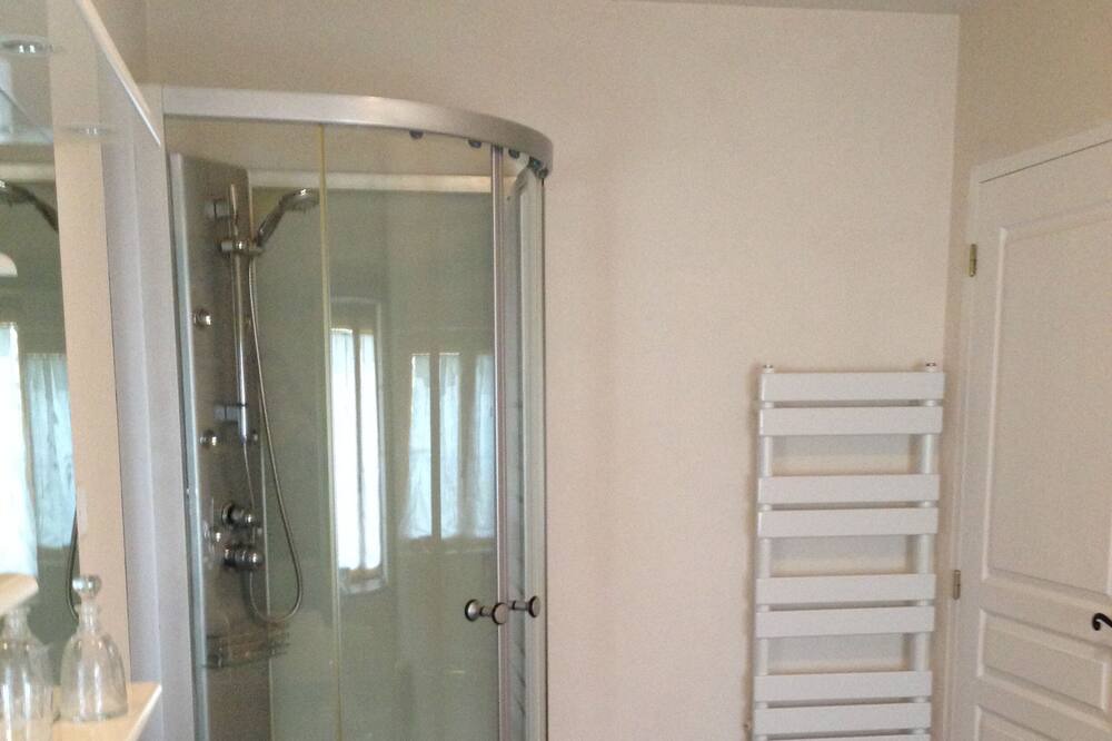 Photo of Bathroom in Saint-Pierre-de-Cole